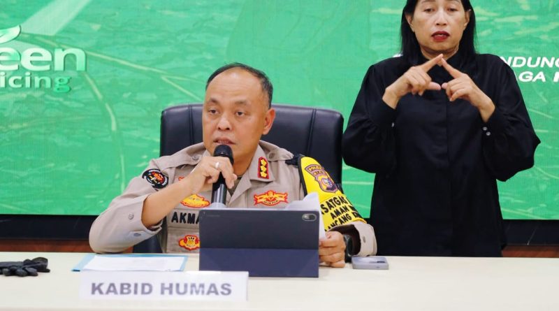 Kabid Humas Polda Riau, Kombes Pol Akmadi, dalam konferensi pers terkait penanganan kebakaran hutan dan lahan (karhutla) di Provinsi Riau, Kamis (17/9/2026). (Foto: Humas Polda Riau)