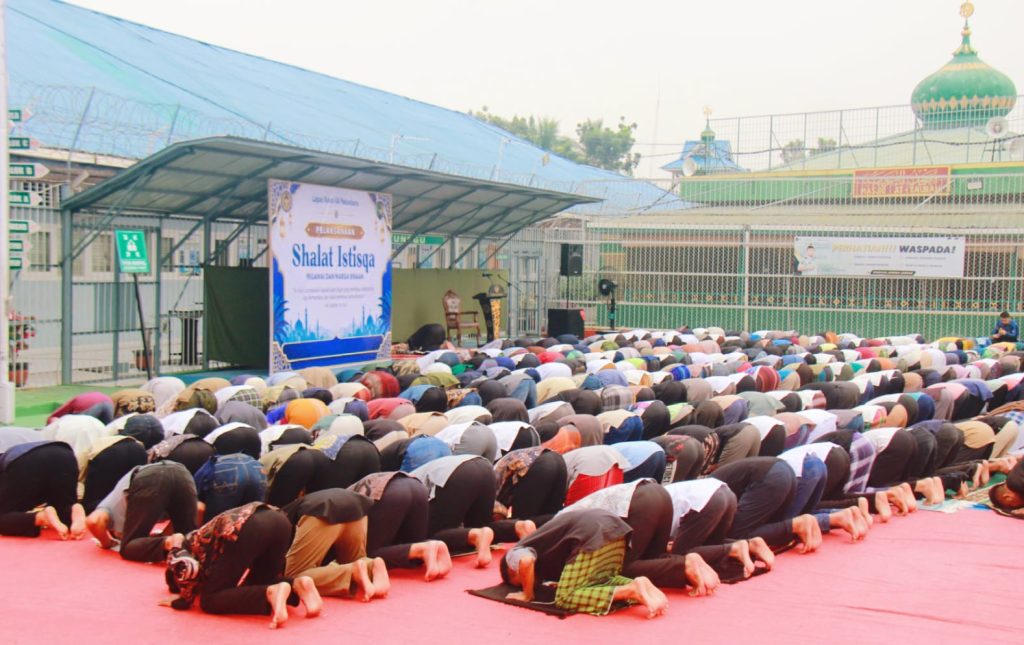 Lembaga Pemasyarakatan (Lapas) Kelas IIA Pekanbaru menggelar Shalat Istisqa bersama warga binaan, Jumat (18/9/2026). (Foto: Humas Lapas llA Pekanbaru)