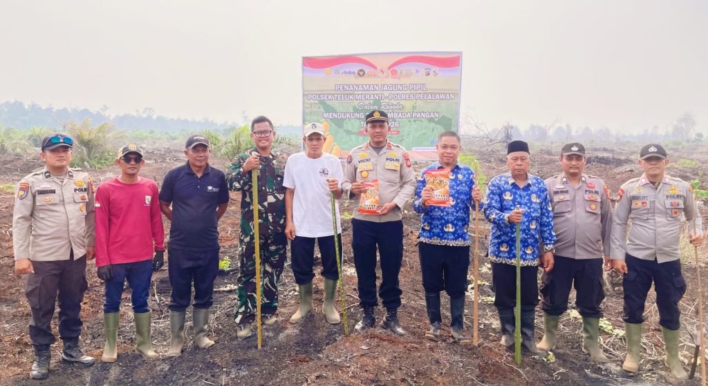 Polsek Teluk Meranti jajaran Polres Pelalawan bersama Kelompok Tani Lembaga Pemberdayaan Masyarakat (LPM) menggelar penanaman jagung pipil seluas 2 hektare di Kelurahan Teluk Meranti, Kamis (17/9/2026). (Foto: Humas Polsek Teluk Meranti)