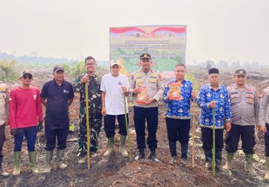 Polsek Teluk Meranti jajaran Polres Pelalawan bersama Kelompok Tani Lembaga Pemberdayaan Masyarakat (LPM) menggelar penanaman jagung pipil seluas 2 hektare di Kelurahan Teluk Meranti, Kamis (17/9/2026). (Foto: Humas Polsek Teluk Meranti)
