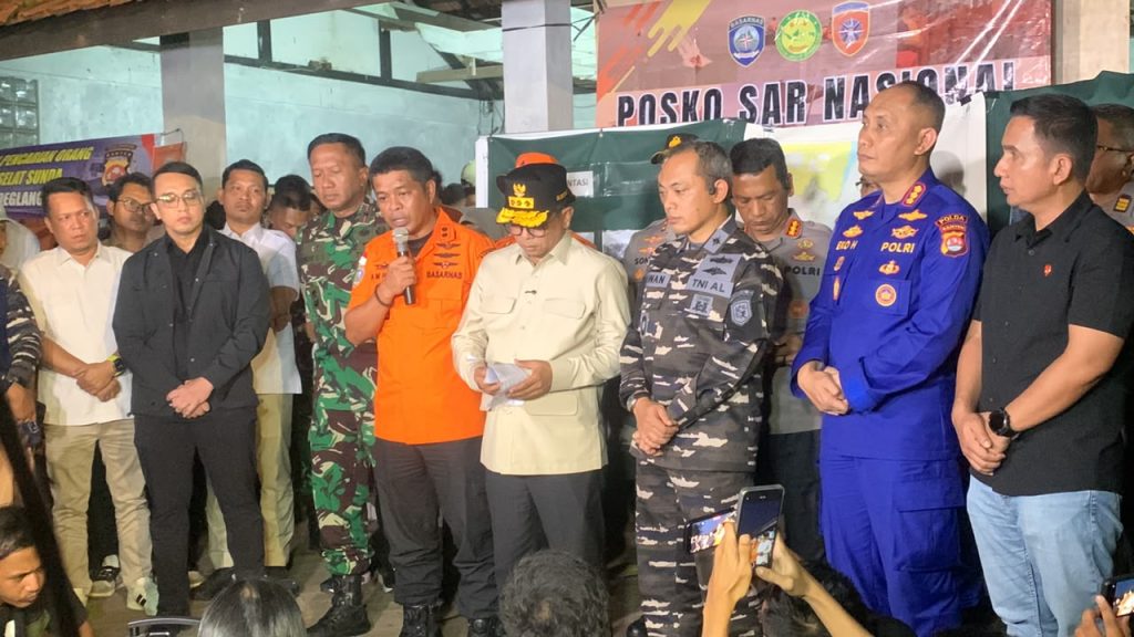 Kepala Kantor SAR Banten, Al Amrad, menjelaskan bahwa seluruh upaya pencarian telah dikerahkan secara optimal melalui jalur laut maupun udara. (Foto: SAR Banten)