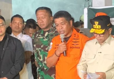 Kepala Kantor SAR Banten, Al Amrad, menjelaskan bahwa seluruh upaya pencarian telah dikerahkan secara optimal melalui jalur laut maupun udara. (Foto: SAR Banten)