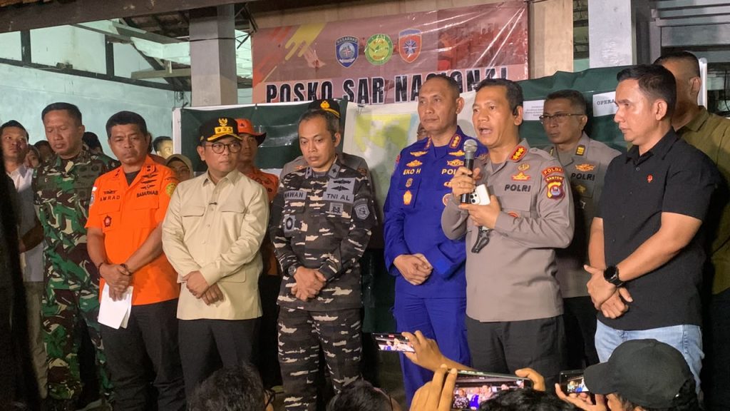Kabid Humas Polda Banten, Kombes Pol. Maruli Ahiles Hutapea, S.I.K., M.H. (tengah), memberikan klarifikasi resmi terkait isu pelacakan sinyal ponsel dan penemuan jenazah dalam musibah hilangnya speed boat Arupadhatu 1 di Pandeglang, Kamis (17/9/2026). (Foto: SAR Banten)