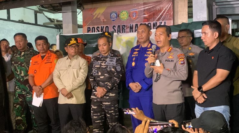 Kabid Humas Polda Banten, Kombes Pol. Maruli Ahiles Hutapea, S.I.K., M.H. (tengah), memberikan klarifikasi resmi terkait isu pelacakan sinyal ponsel dan penemuan jenazah dalam musibah hilangnya speed boat Arupadhatu 1 di Pandeglang, Kamis (17/9/2026). (Foto: SAR Banten)