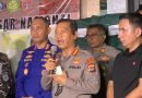 Kabid Humas Polda Banten, Kombes Pol. Maruli Ahiles Hutapea, S.I.K., M.H. (tengah), memberikan klarifikasi resmi terkait isu pelacakan sinyal ponsel dan penemuan jenazah dalam musibah hilangnya speed boat Arupadhatu 1 di Pandeglang, Kamis (17/9/2026). (Foto: SAR Banten)