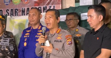 Kabid Humas Polda Banten, Kombes Pol. Maruli Ahiles Hutapea, S.I.K., M.H. (tengah), memberikan klarifikasi resmi terkait isu pelacakan sinyal ponsel dan penemuan jenazah dalam musibah hilangnya speed boat Arupadhatu 1 di Pandeglang, Kamis (17/9/2026). (Foto: SAR Banten)