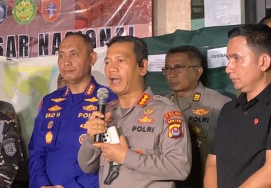 Kabid Humas Polda Banten, Kombes Pol. Maruli Ahiles Hutapea, S.I.K., M.H. (tengah), memberikan klarifikasi resmi terkait isu pelacakan sinyal ponsel dan penemuan jenazah dalam musibah hilangnya speed boat Arupadhatu 1 di Pandeglang, Kamis (17/9/2026). (Foto: SAR Banten)