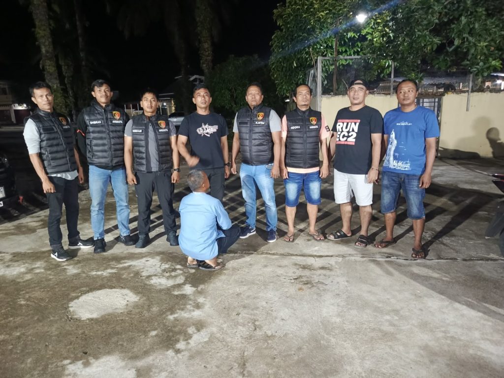 Seorang Aparatur Sipil Negara (ASN) berinisial EW (54) diringkus jajaran Satreskrim Polres Pasaman Barat atas dugaan pencabulan terhadap sejumlah anak di bawah umur di Jorong Batang Toman, Nagari Lingkuang Aua Baru, Kecamatan Pasaman, Sabtu (19/9/2026) malam. (Foto: Humas Polres Pasbar)