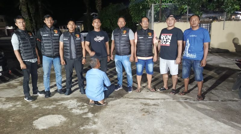 Seorang Aparatur Sipil Negara (ASN) berinisial EW (54) diringkus jajaran Satreskrim Polres Pasaman Barat atas dugaan pencabulan terhadap sejumlah anak di bawah umur di Jorong Batang Toman, Nagari Lingkuang Aua Baru, Kecamatan Pasaman, Sabtu (19/9/2026) malam. (Foto: Humas Polres Pasbar)