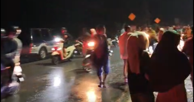 Warga sedang berlari menghindari banjir bandang atau galodo susulan yang menerjang kawasan Jorong Kayu Aro, Kabupaten Solok, persis di depan Kantor Bupati Solok, Senin (21/9/2026) malam sekitar pukul 20.00 WIB. (Foto: Hasil Tangkapan Layar Video Warga)