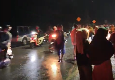 Warga sedang berlari menghindari banjir bandang atau galodo susulan yang menerjang kawasan Jorong Kayu Aro, Kabupaten Solok, persis di depan Kantor Bupati Solok, Senin (21/9/2026) malam sekitar pukul 20.00 WIB. (Foto: Hasil Tangkapan Layar Video Warga)