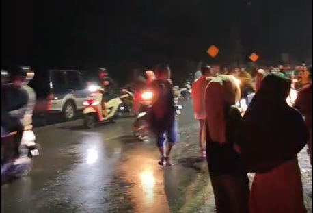 Warga sedang berlari menghindari banjir bandang atau galodo susulan yang menerjang kawasan Jorong Kayu Aro, Kabupaten Solok, persis di depan Kantor Bupati Solok, Senin (21/9/2026) malam sekitar pukul 20.00 WIB. (Foto: Hasil Tangkapan Layar Video Warga)