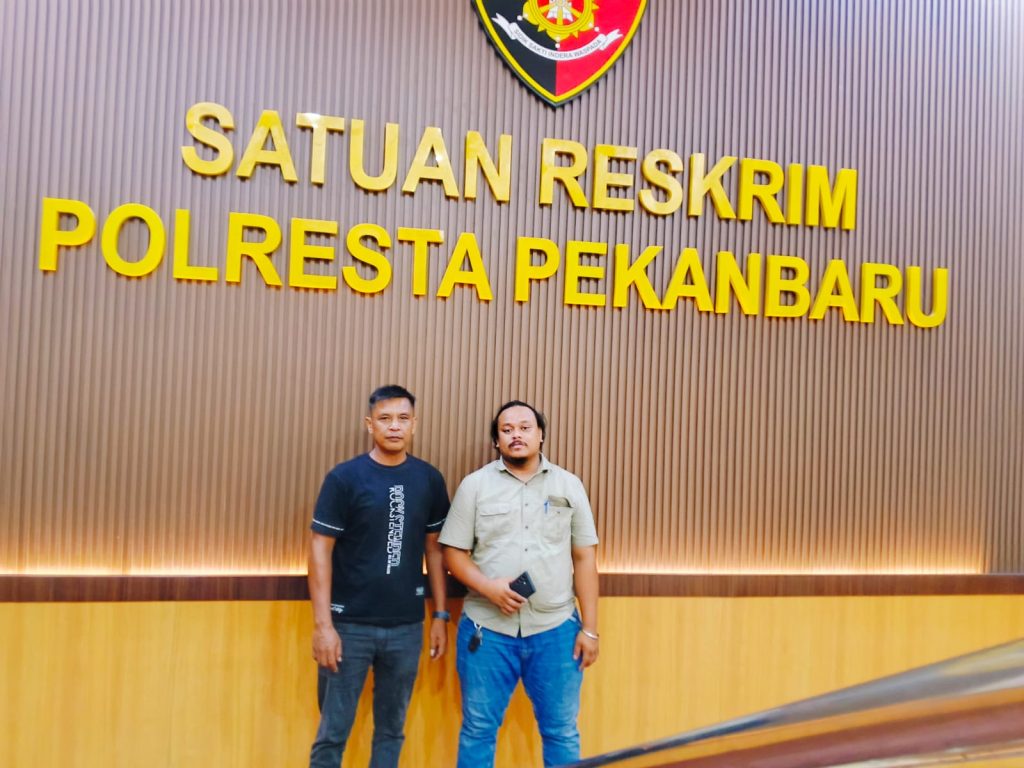 Liston Hutajulu (kiri) bersama kuasa hukum Jepriadi, S.H. (kanan) saat melakukan koordinasi di Satuan Reskrim Polresta Pekanbaru, Selasa (22/9/2026). (Foto: Rosbinner Hutagaol)