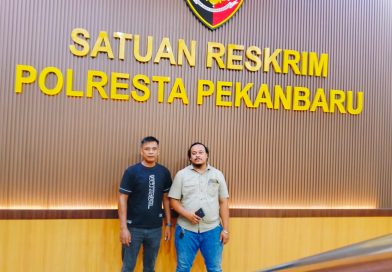 Liston Hutajulu (kiri) bersama kuasa hukum Jepriadi, S.H. (kanan) saat melakukan koordinasi di Satuan Reskrim Polresta Pekanbaru, Selasa (22/9/2026). (Foto: Rosbinner Hutagaol)