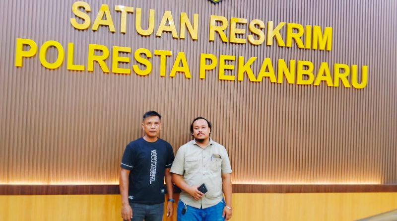 Liston Hutajulu (kiri) bersama kuasa hukum Jepriadi, S.H. (kanan) saat melakukan koordinasi di Satuan Reskrim Polresta Pekanbaru, Selasa (22/9/2026). (Foto: Rosbinner Hutagaol)