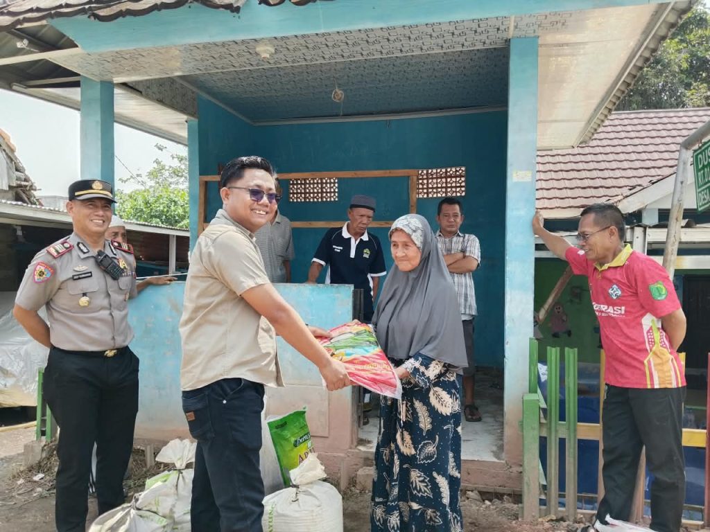 Polsek Sekayu bersama Pengurus Daerah Ikatan Wartawan Online Musi Banyuasin (PD IWO Muba) menggelar bakti sosial di Dusun 1, Desa Lumpatan 2, Kecamatan Sekayu, Musi Banyuasin. (Foto: Heri Susanto)