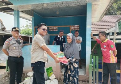 Polsek Sekayu bersama Pengurus Daerah Ikatan Wartawan Online Musi Banyuasin (PD IWO Muba) menggelar bakti sosial di Dusun 1, Desa Lumpatan 2, Kecamatan Sekayu, Musi Banyuasin. (Foto: Heri Susanto)