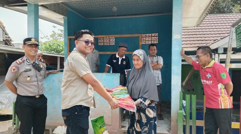 Polsek Sekayu bersama Pengurus Daerah Ikatan Wartawan Online Musi Banyuasin (PD IWO Muba) menggelar bakti sosial di Dusun 1, Desa Lumpatan 2, Kecamatan Sekayu, Musi Banyuasin. (Foto: Heri Susanto)