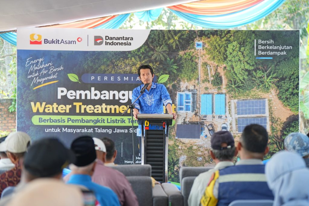 Tanjung Enim Mining Site General Manager PTBA, Satria Wirawan, dalam peresmian instalasi Water Treatment Plant (WTP) berbasis Pembangkit Listrik Tenaga Surya (PLTS) di Tanjung Enim, Selasa (22/9/2026). (Foto: Humas PTBA)