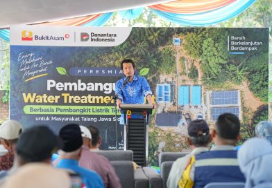 Tanjung Enim Mining Site General Manager PTBA, Satria Wirawan, dalam peresmian instalasi Water Treatment Plant (WTP) berbasis Pembangkit Listrik Tenaga Surya (PLTS) di Tanjung Enim, Selasa (22/9/2026). (Foto: Humas PTBA)