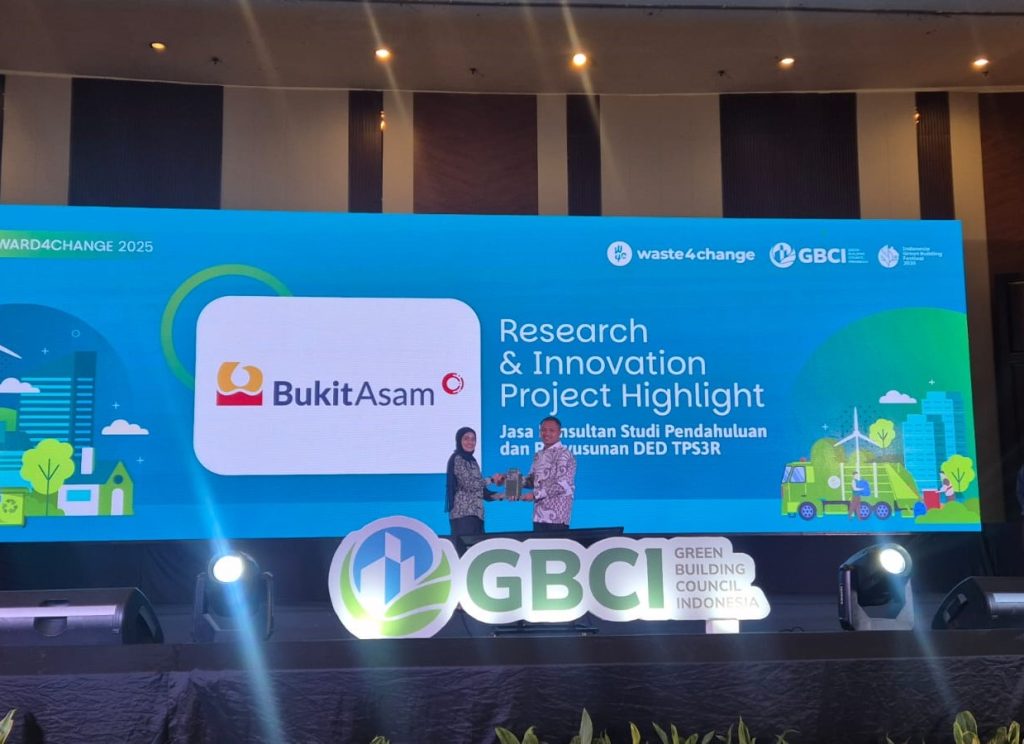 PT Bukit Asam Tbk (PTBA), anggota Holding Industri Pertambangan MIND ID, meraih penghargaan dari Waste4Change pada kategori Strategic Partnership & Innovation Award, Rabu (23/9/2026). (Foto: Humas PTBA)