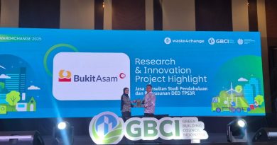 PT Bukit Asam Tbk (PTBA), anggota Holding Industri Pertambangan MIND ID, meraih penghargaan dari Waste4Change pada kategori Strategic Partnership & Innovation Award, Rabu (23/9/2026). (Foto: Humas PTBA)