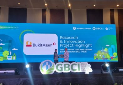 PT Bukit Asam Tbk (PTBA), anggota Holding Industri Pertambangan MIND ID, meraih penghargaan dari Waste4Change pada kategori Strategic Partnership & Innovation Award, Rabu (23/9/2026). (Foto: Humas PTBA)