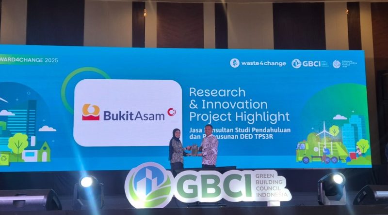 PT Bukit Asam Tbk (PTBA), anggota Holding Industri Pertambangan MIND ID, meraih penghargaan dari Waste4Change pada kategori Strategic Partnership & Innovation Award, Rabu (23/9/2026). (Foto: Humas PTBA)