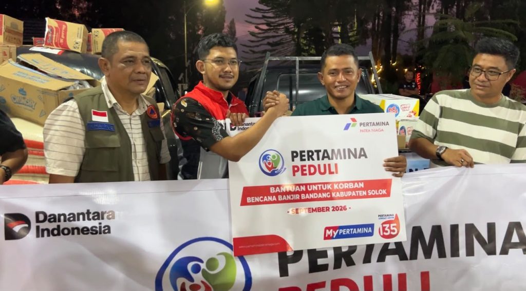 PT Pertamina Patra Niaga Sumatra Bagian Utara (Sumbagut) bersama Hiswana Migas Sumatera Barat menyalurkan bantuan kemanusiaan bagi warga terdampak banjir bandang di Kabupaten Solok, Rabu (23/9/2026) sore. (Foto: IST/Novrianto)