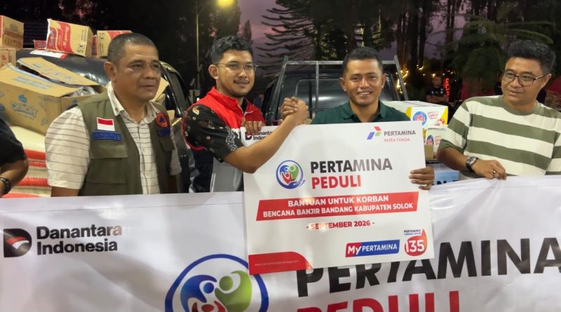 PT Pertamina Patra Niaga Sumatra Bagian Utara (Sumbagut) bersama Hiswana Migas Sumatera Barat menyalurkan bantuan kemanusiaan bagi warga terdampak banjir bandang di Kabupaten Solok, Rabu (23/9/2026) sore. (Foto: IST/Novrianto)