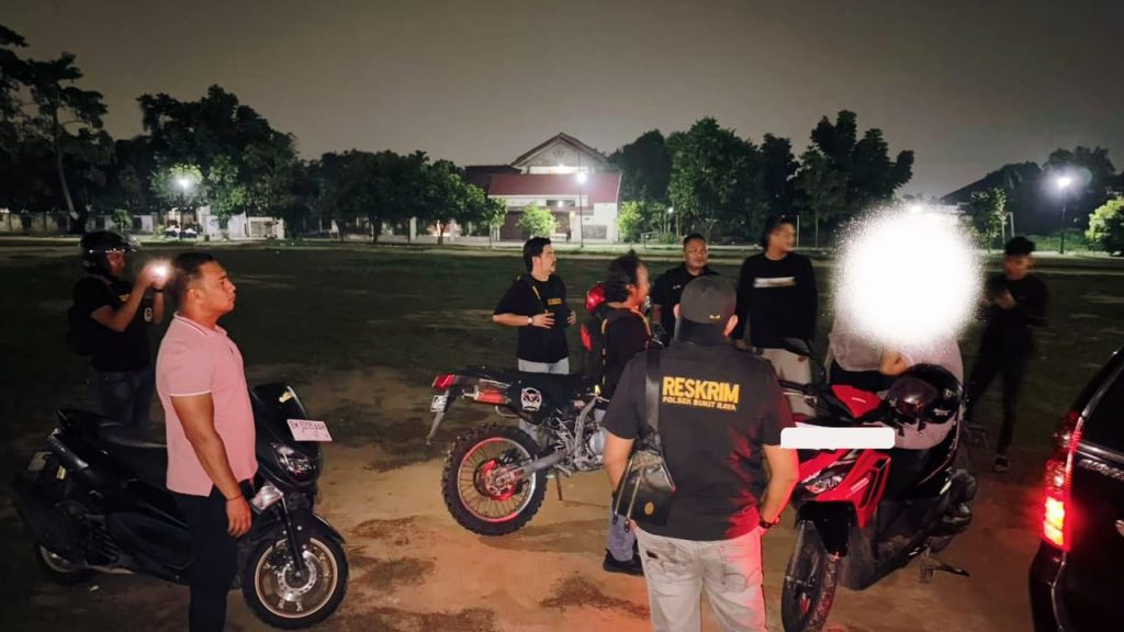 Personel Tim RAGA (Riau Anti Geng dan Anarkisme) Polresta Pekanbaru terus bergerak mengamankan sejumlah ruas jalan rawan gangguan keamanan dan ketertiban masyarakat (kamtibmas). (Foto: Humas Polresta Pekanbaru)