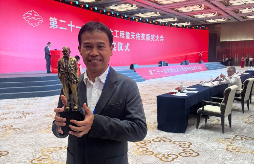 Vice President Director HBAP, Dody Arsadian, saat menerima China Civil Engineering Zhan Tianyou Award ke-21 di Chengdu, Sichuan, Tiongkok, pada 22 September 2026. (Foto: Humas PTBA)
