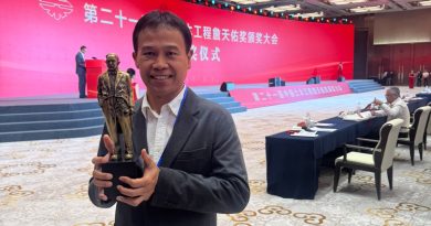 Vice President Director HBAP, Dody Arsadian, saat menerima China Civil Engineering Zhan Tianyou Award ke-21 di Chengdu, Sichuan, Tiongkok, pada 22 September 2026. (Foto: Humas PTBA)