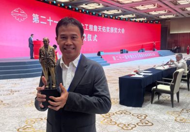 Vice President Director HBAP, Dody Arsadian, saat menerima China Civil Engineering Zhan Tianyou Award ke-21 di Chengdu, Sichuan, Tiongkok, pada 22 September 2026. (Foto: Humas PTBA)