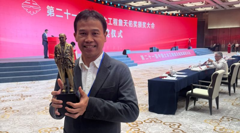 Vice President Director HBAP, Dody Arsadian, saat menerima China Civil Engineering Zhan Tianyou Award ke-21 di Chengdu, Sichuan, Tiongkok, pada 22 September 2026. (Foto: Humas PTBA)