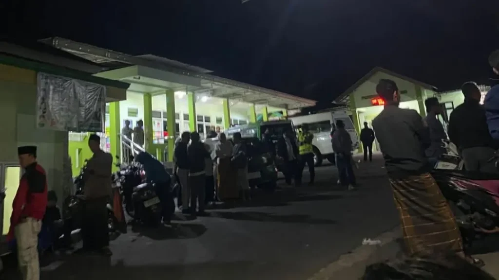 Suasana fasilitas kesehatan di Bawang, Batang saat kedatangan korban dugaan keracunan Makan Bergizi Gratis (MBG) pada Rabu (23/9/2026) malam. (Foto: threads/@zumaahmad9)