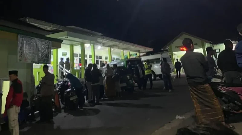 Suasana fasilitas kesehatan di Bawang, Batang saat kedatangan korban dugaan keracunan Makan Bergizi Gratis (MBG) pada Rabu (23/9/2026) malam. (Foto: threads/@zumaahmad9)