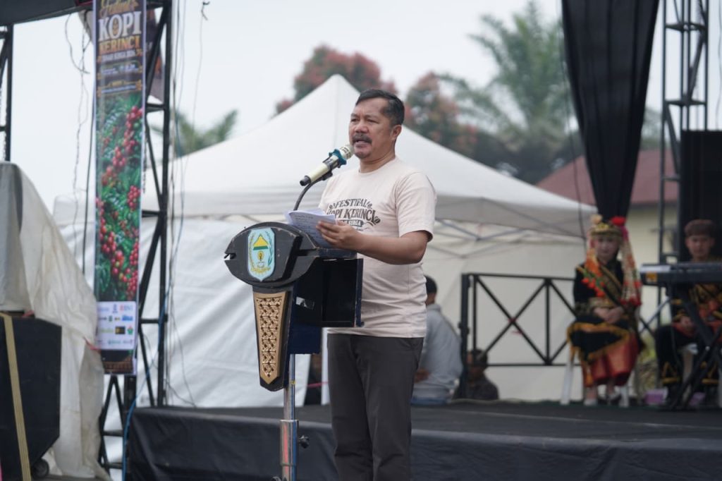 Bupati Kerinci, Monadi, S.Sos., M.Si., membuka langsung perhelatan tahunan Festival Kopi Kerinci Tahun 2026 di Lapangan M10, Lindung Jaya, Kecamatan Kayu Aro, Sabtu (19/9/2026). (Foto: Kominfo Pemkab Kerinci)
