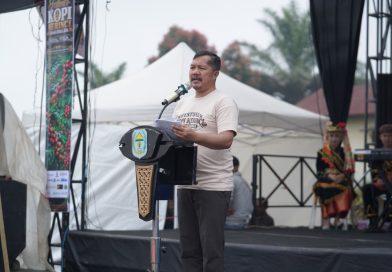 Bupati Kerinci, Monadi, S.Sos., M.Si., membuka langsung perhelatan tahunan Festival Kopi Kerinci Tahun 2026 di Lapangan M10, Lindung Jaya, Kecamatan Kayu Aro, Sabtu (19/9/2026). (Foto: Kominfo Pemkab Kerinci)