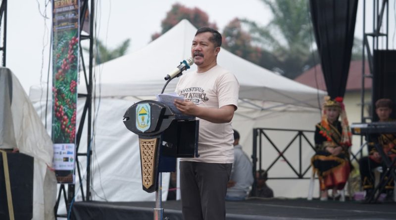 Bupati Kerinci, Monadi, S.Sos., M.Si., membuka langsung perhelatan tahunan Festival Kopi Kerinci Tahun 2026 di Lapangan M10, Lindung Jaya, Kecamatan Kayu Aro, Sabtu (19/9/2026). (Foto: Kominfo Pemkab Kerinci)