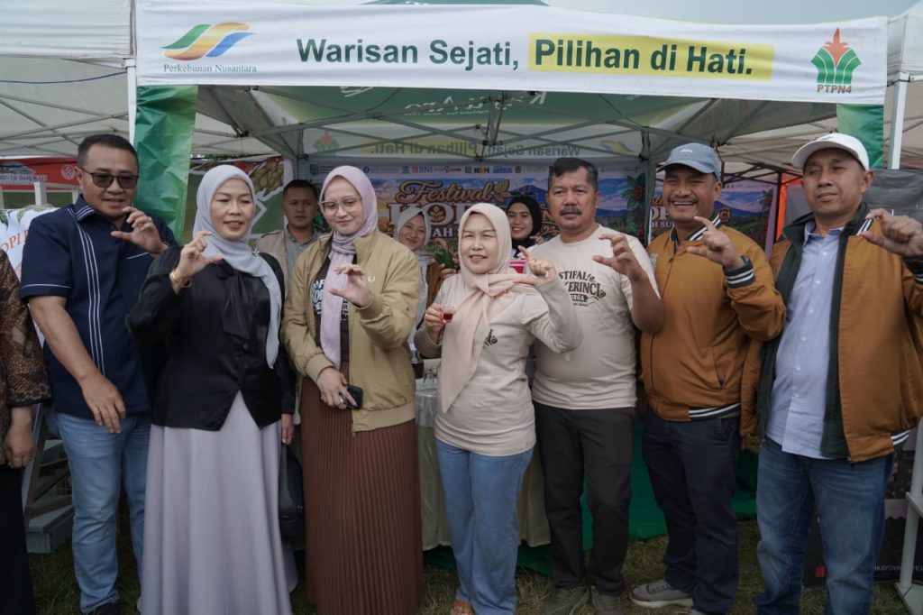 Bupati Kerinci, Monadi, dalam acara Festival Kopi Kerinci Tahun 2026 di Lapangan M10, Lindung Jaya, Kayu Aro, Sabtu (19/9/2026). (Foto: Diskominfo Kab. Kerinci)