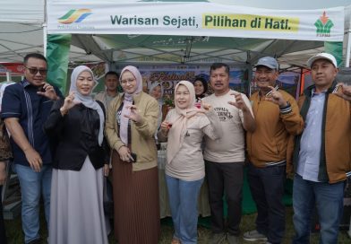 Bupati Kerinci, Monadi, dalam acara Festival Kopi Kerinci Tahun 2026 di Lapangan M10, Lindung Jaya, Kayu Aro, Sabtu (19/9/2026). (Foto: Diskominfo Kab. Kerinci)