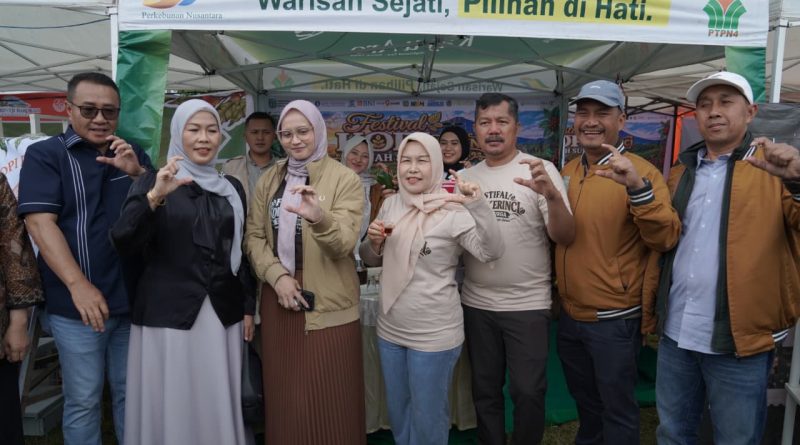 Bupati Kerinci, Monadi, dalam acara Festival Kopi Kerinci Tahun 2026 di Lapangan M10, Lindung Jaya, Kayu Aro, Sabtu (19/9/2026). (Foto: Diskominfo Kab. Kerinci)