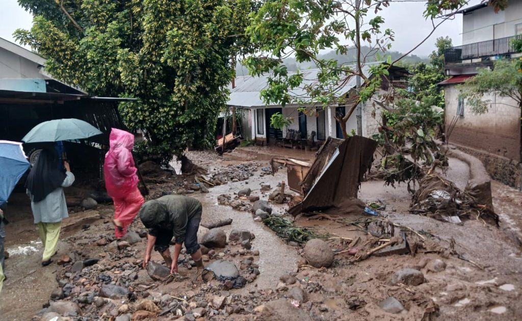 Para korban terdampak sedang membersihkan sisa-sisa banjir bandang di sekitar rumah mereka. (Foto: BNPB Pusat)