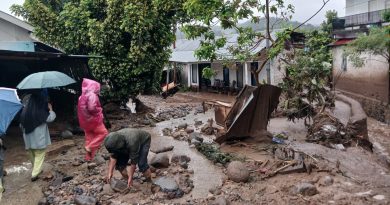 Para korban terdampak sedang membersihkan sisa-sisa banjir bandang di sekitar rumah mereka. (Foto: BNPB Pusat)