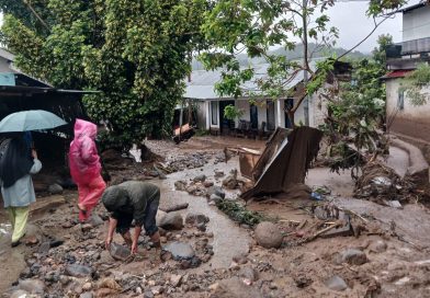 Para korban terdampak sedang membersihkan sisa-sisa banjir bandang di sekitar rumah mereka. (Foto: BNPB Pusat)