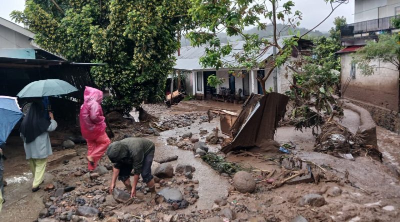 Para korban terdampak sedang membersihkan sisa-sisa banjir bandang di sekitar rumah mereka. (Foto: BNPB Pusat)