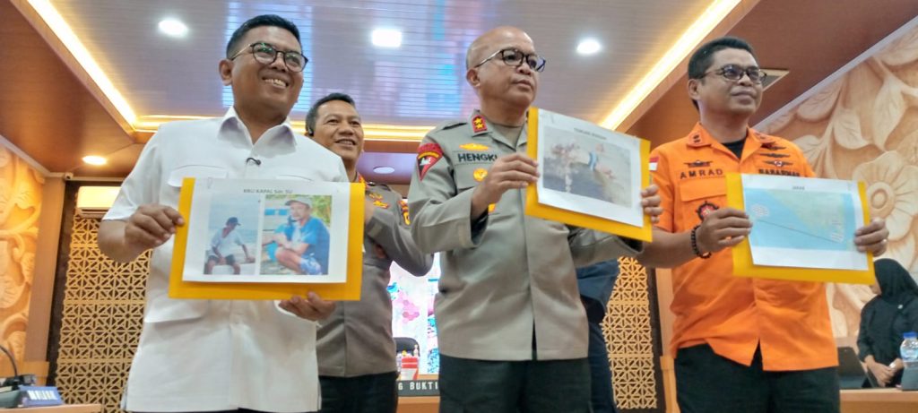 Gubernur Banten, Andra Soni (kiri), Kapolda Banten, Irjen Pol. Hengki, S.I.K., M.H. (tengah), Kepala Kantor Pencarian dan Pertolongan Banten, Al Amrad (kanan) dalam konferensi pers terkait penemuan jenazah ABK Kapal Arupadhatu 1 di Pulau Enggano, Rabu (23/9/2026). (Foto: Kantor SAR Banten)