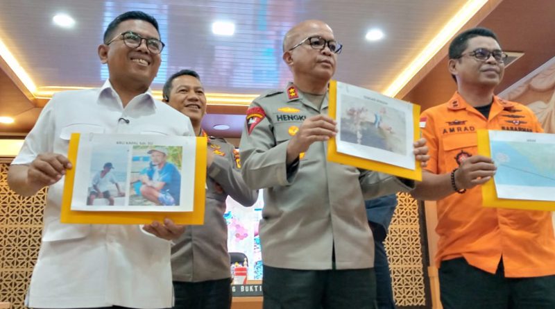 Gubernur Banten, Andra Soni (kiri), Kapolda Banten, Irjen Pol. Hengki, S.I.K., M.H. (tengah), Kepala Kantor Pencarian dan Pertolongan Banten, Al Amrad (kanan) dalam konferensi pers terkait penemuan jenazah ABK Kapal Arupadhatu 1 di Pulau Enggano, Rabu (23/9/2026). (Foto: Kantor SAR Banten)