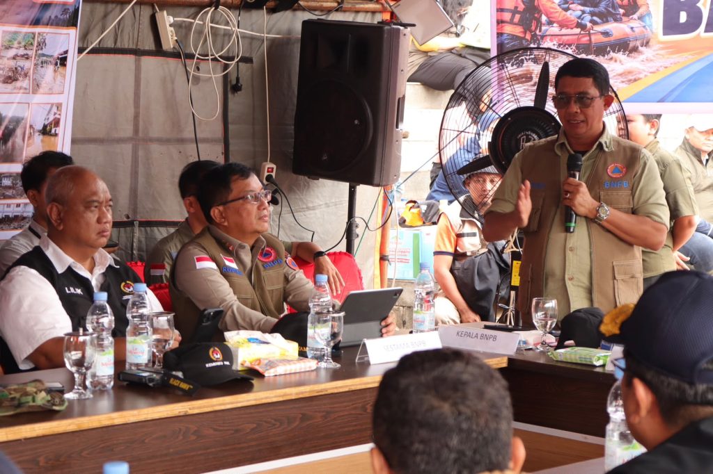 Kepala Badan Nasional Penanggulangan Bencana (BNPB), Letjen TNI Dr. Suharyanto, dalam memberikan keterangan ketika konferensi pers di area banjir bandang Kabupaten Solok, Kamis (24/9/2026). (Foto: BNPB Pusat)